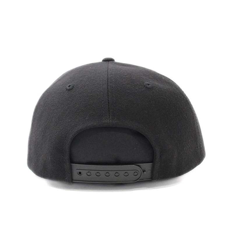 METAL PLATE SNAPBACK CAP